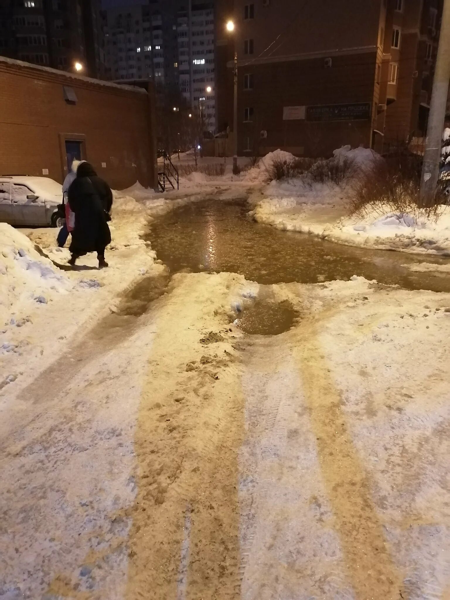 К чему снится прорвало воду. Прорыв трубы. Прорыв воды. Прорыв трубы во дворе. Прорвало трубу в городе.