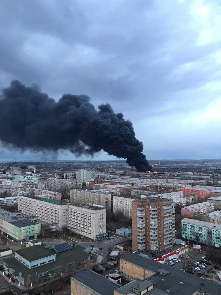 Черный дым что горит. Пожар на заводе Бирюса Красноярск. Что горит в Красноярске сейчас. Пожар. Красноярск в дыму.