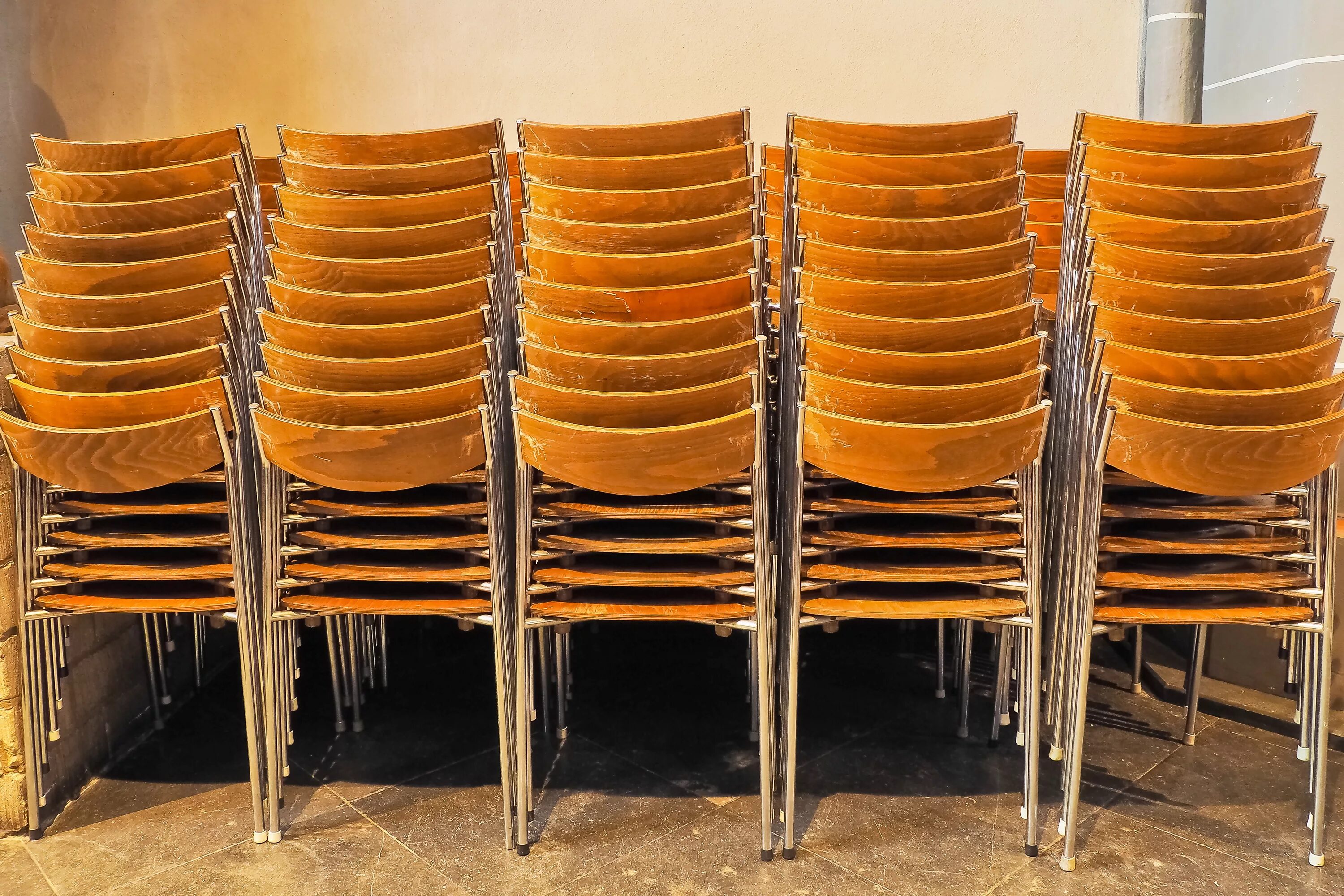 Стул снизу. Стулья. Много стульев. Стулья металлические штабелируемые. Штабелируемые стулья для кухни.