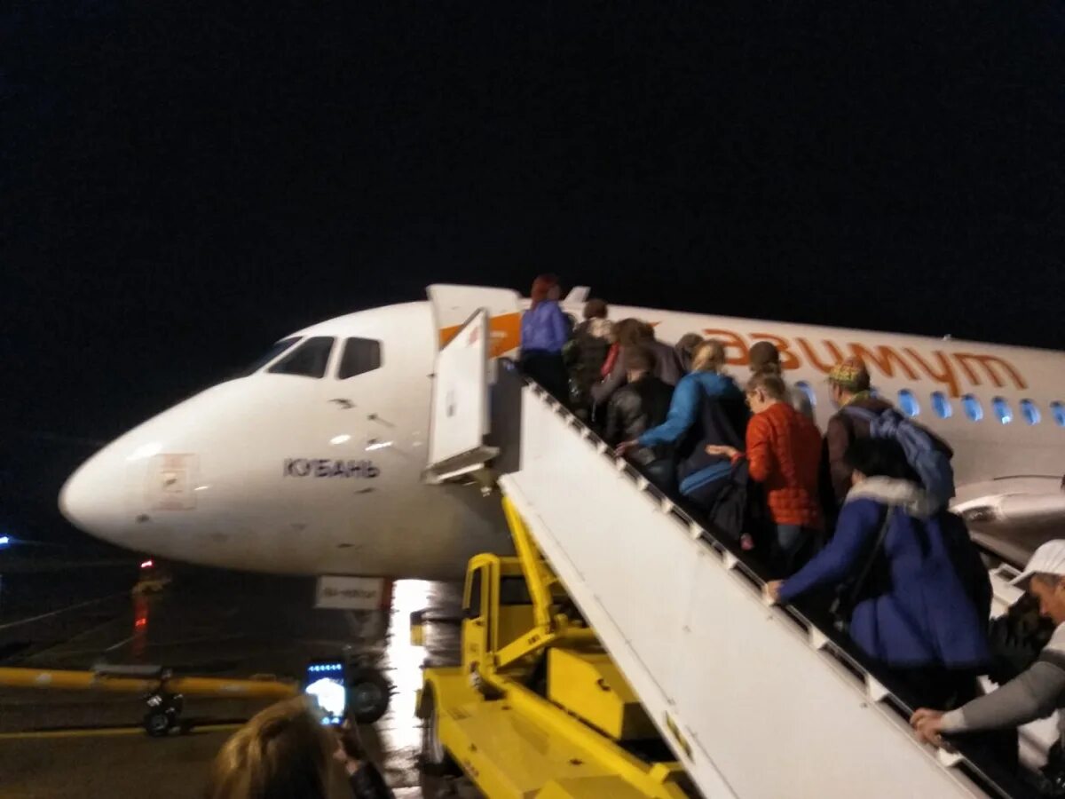 Самолет из тель авива приземлился в махачкале. Самолет ssj 100 ночное. самолет перед взлетом. самолет краснодар. аэропорт посадка на самолет.