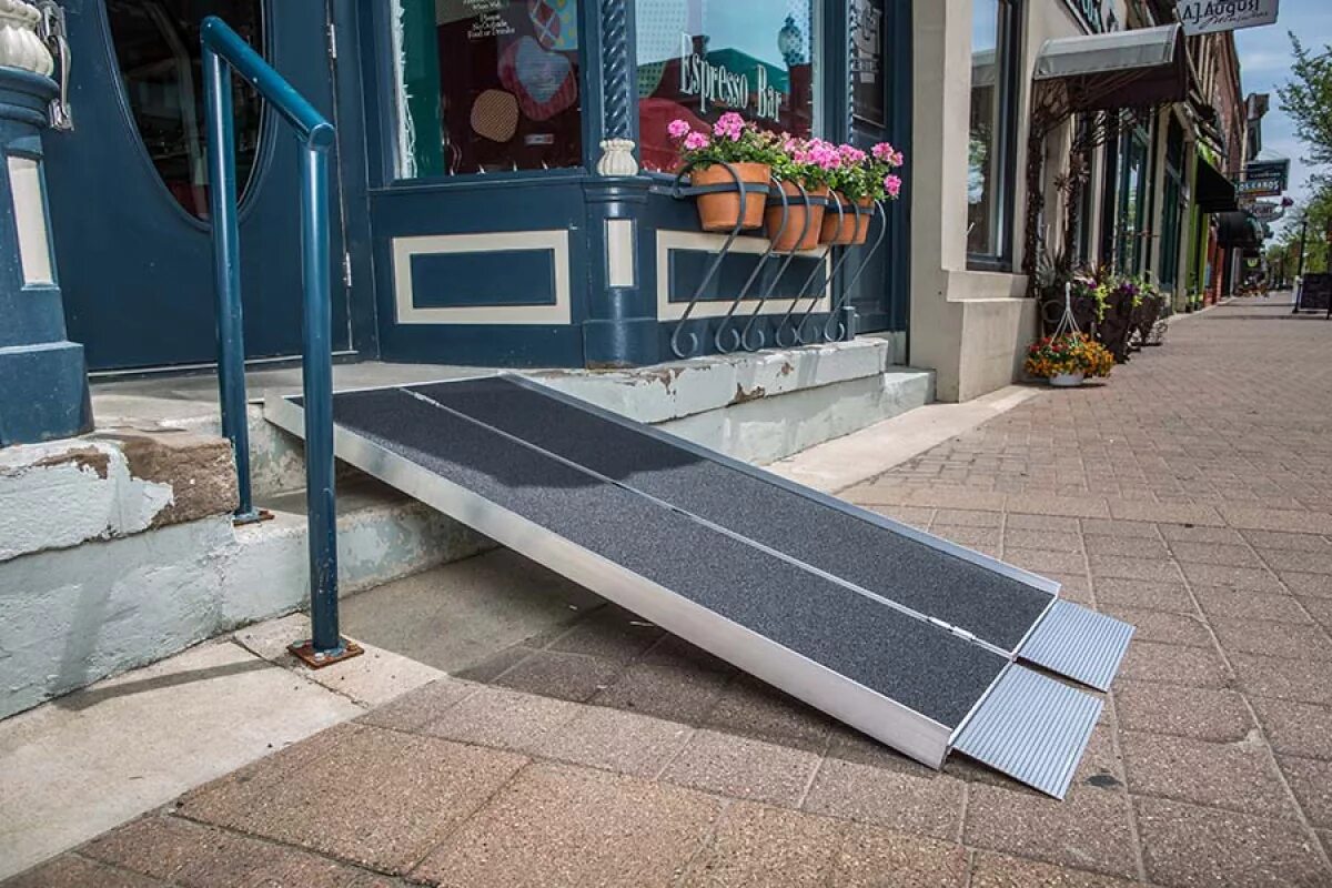 Лестничные пандусы для инвалидов. Wheelchair ramps extra wide 31.3&#039;. zanzi ramp. пандус для инвалидов. откидной пандус.