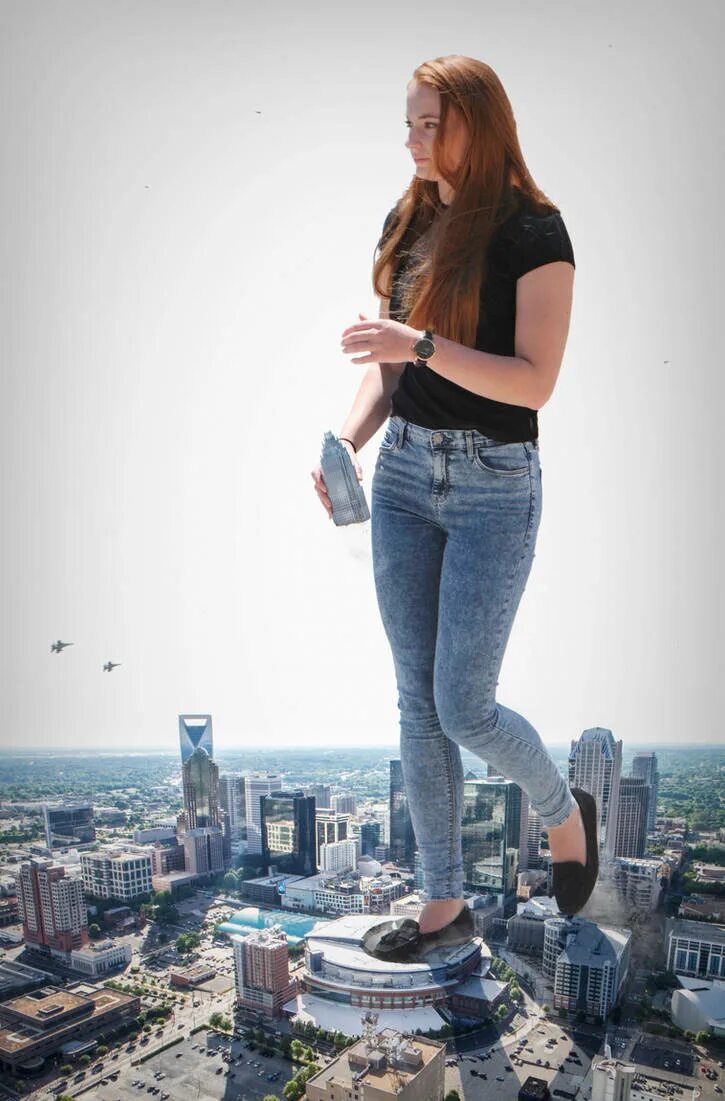 Софи Тернер giantess. Софи Тернер в джинсах. Гигантская девушка. Девушка гигант. Моя девушка гигант