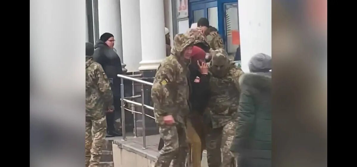 Видео мобилизации украинца с ребенком. Новобранцы украины. Мобилизация. Дети украины. Видео мобилизации украинца с ребенком.