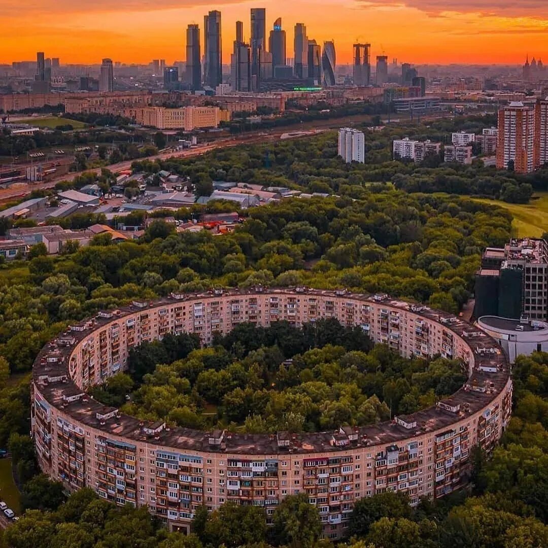 Москва кольцевой город. Улица Довженко дом 6. Улица Довженко Москва круглый дом. Очаково-Матвеевское район Москвы. Довженко 6 круглый дом Москва.