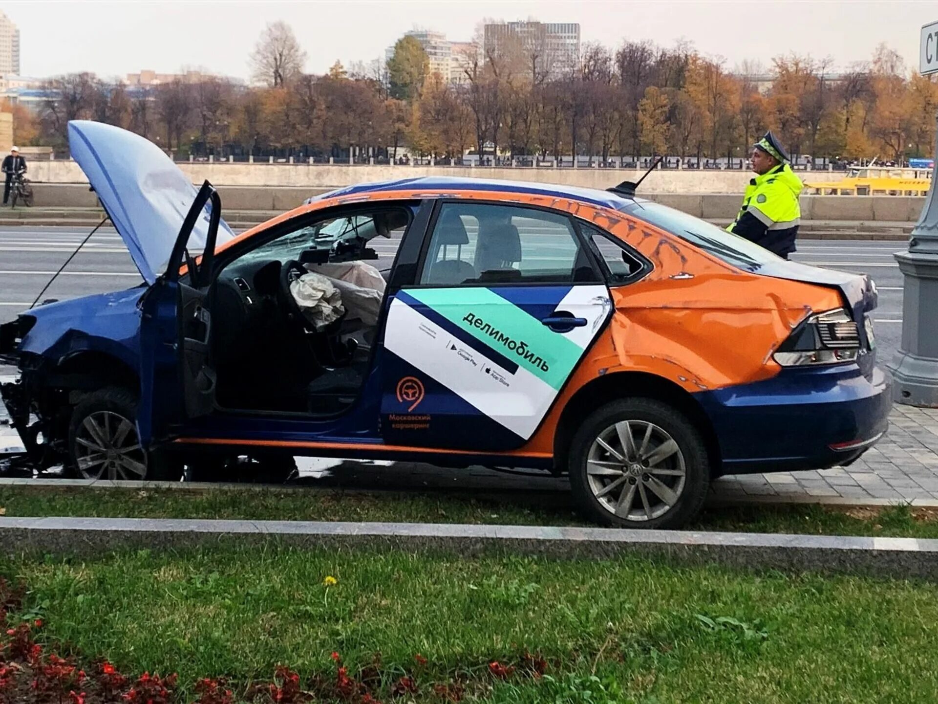 Разбитый поло Делимобиль. Делимобиль поло. Машины в каршеринге. Услуги каршеринга