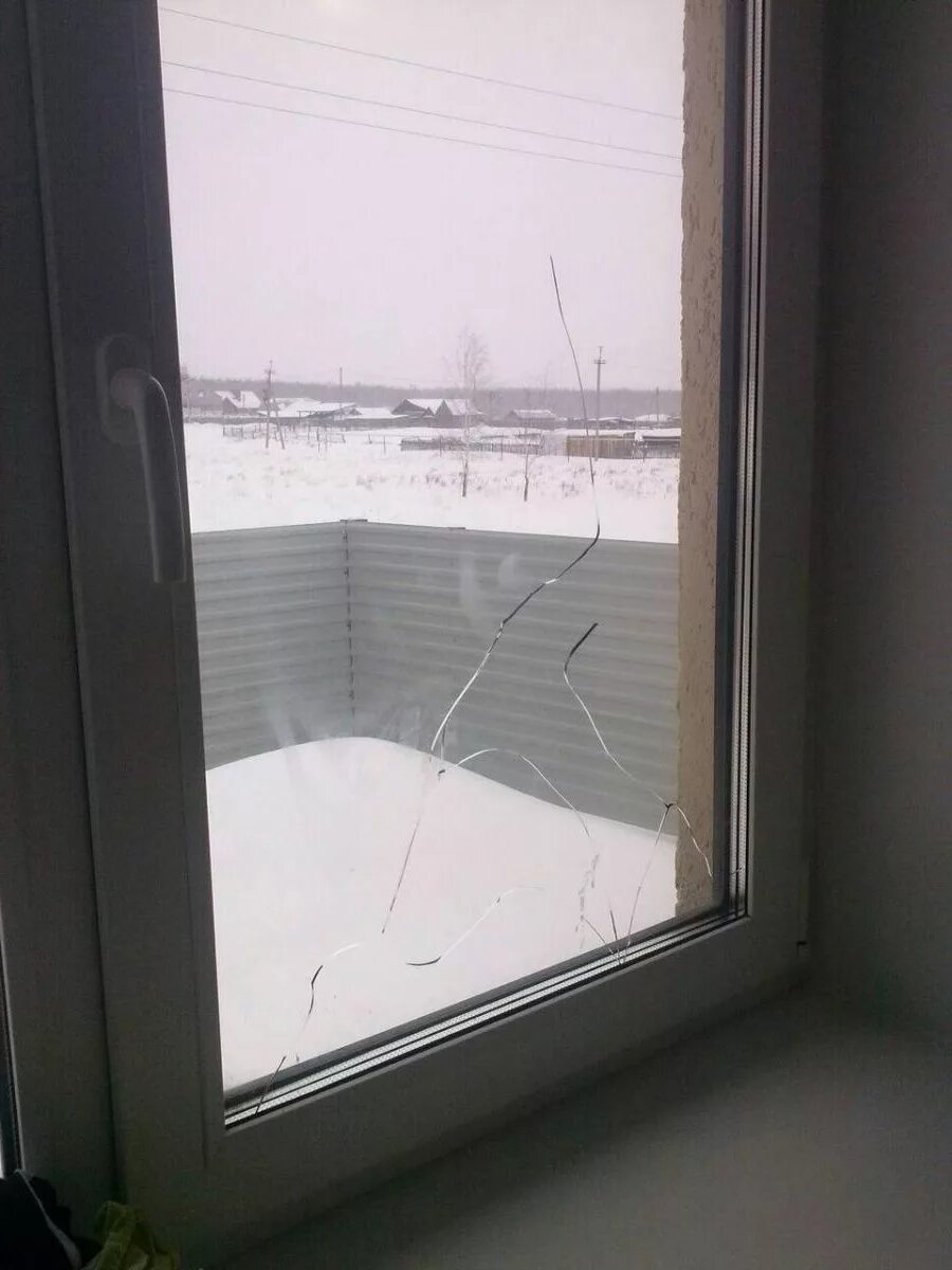 Сломанное пластиковое окно. Стеклопакет 926 308. треснул стеклопакет. разбитое пластиковое окно. разбитый стеклопакет.