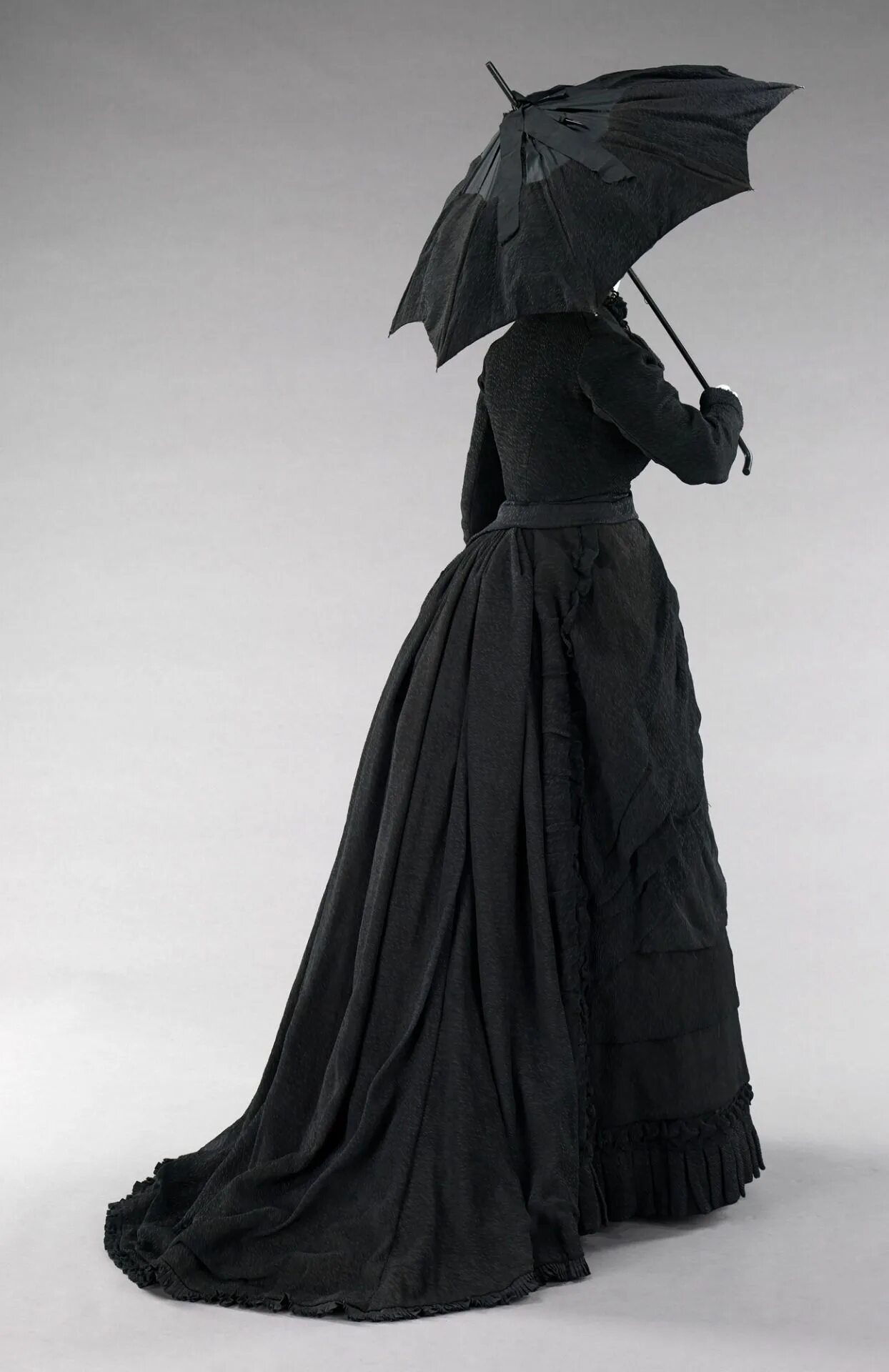 Траурный наряд 19 века. Траурная одежда для женщин 19 век. Черное похоронное платье 19 века.