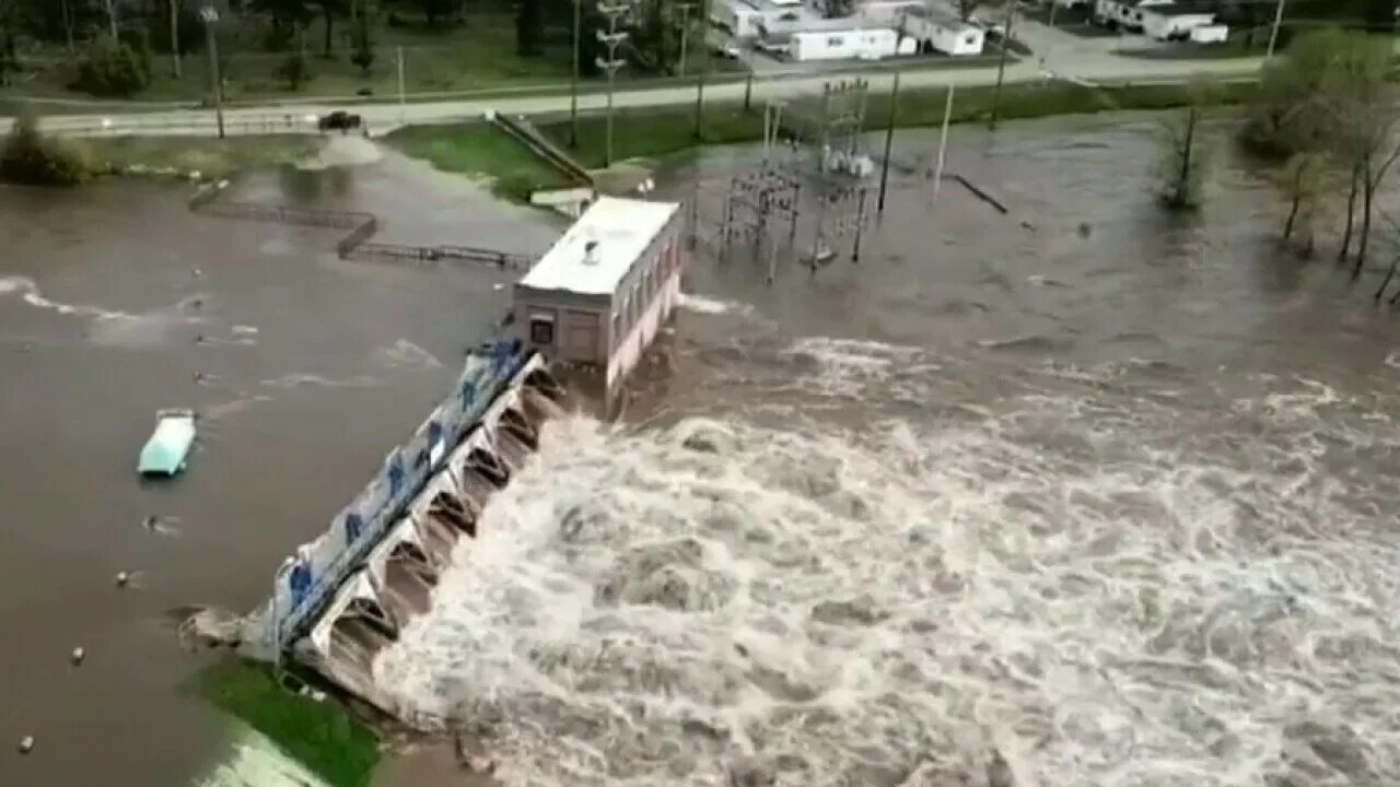 Что будет после затопления. Наводнение Миссисипи 2020. Наводнение прорыв плотин. Прорыв дамбы. Катастрофическое затопление.