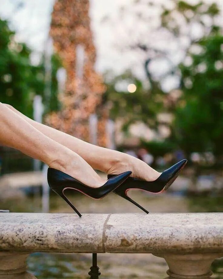 High heels is. Лодочки Стилетто. Красивые женские ноги. Ноги в туфлях. Красивые ноги в туфлях.