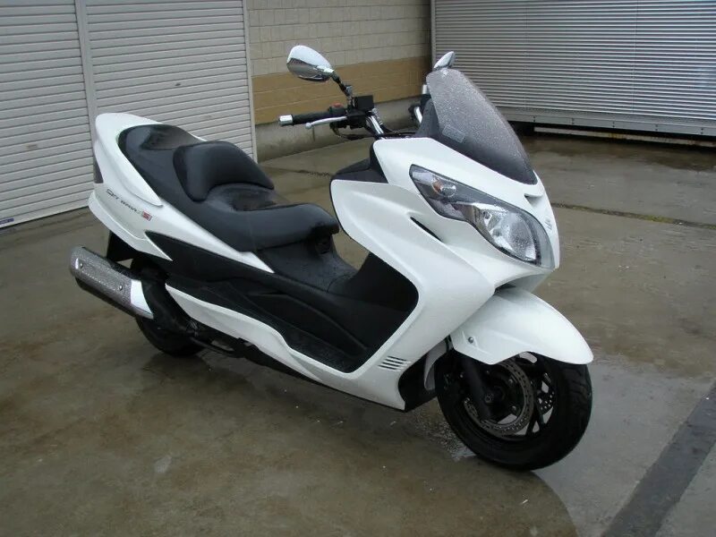 Suzuki burgman (skywave) 400. Что лучше ямаха или сузуки. Сузуки или ямаха макси скутер. Что лучше ямаха или сузуки. Suzuki burgman 400 2004.