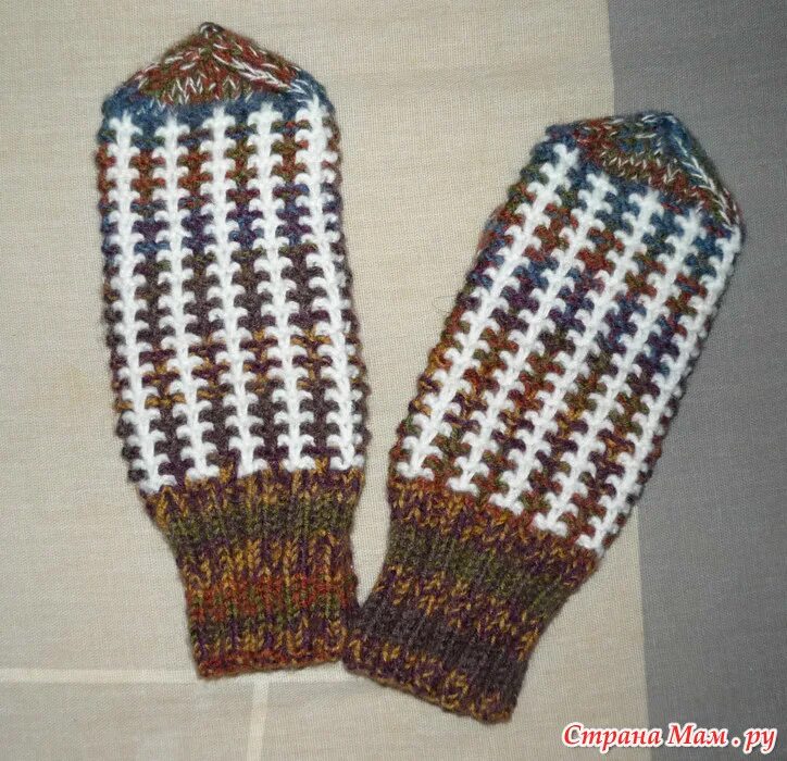 Варежки вязаные женские. Двухцветные варежки. Двухцветные варежки спицами. Двухцветные варежки спицами. Вязаные двухцветные рукавицы.