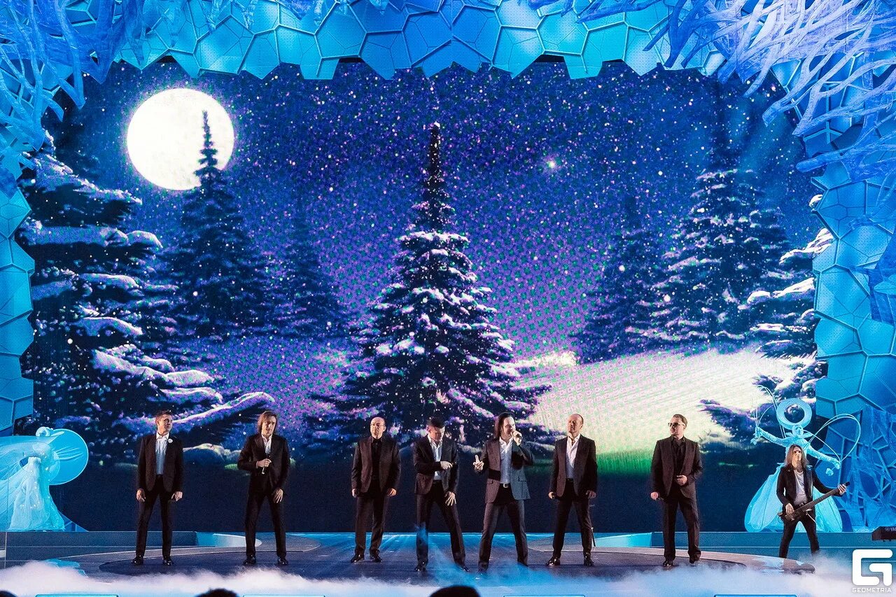 Новогодний концерт. Новогодние приключения. Новогодний концерт новый год. Новый год концерт. Новогоднее выступление.