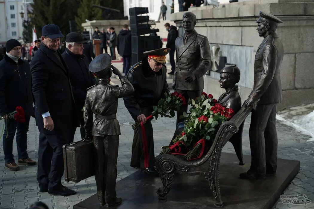 Памятник офицерам в Екатеринбурге. Памятник фильму офицеры в Екатеринбурге. Памятник офицеры на Фрунзенской набережной. Памятник фильму офицеры в Москве.