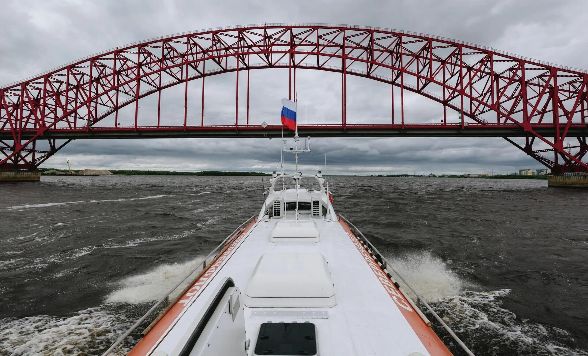 Ханты-Мансийск мост красный дракон. Красный дракон мост через Иртыш. Мост фото. Мост река.