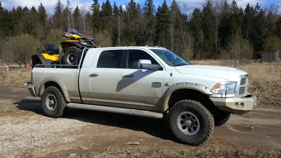 Пикапы саратов. Квадроцикл в кузове dodge Ram. Dodge Ram 6x6. Dodge Ram с квадроциклом. Додж рам 1500 перевозка квадроцикла.