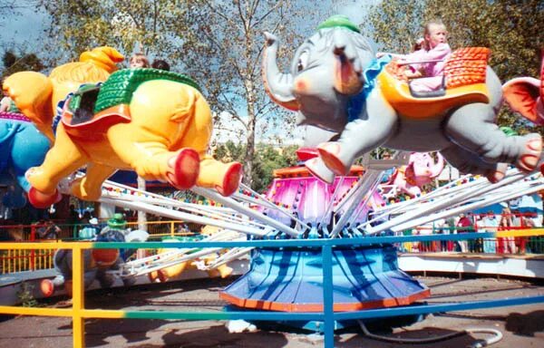 аттракцион челябинск полет. аттракцион слоники. раменский парк аттракционов летающая тарелка. парк развлечений нло. летающие аттракционы.