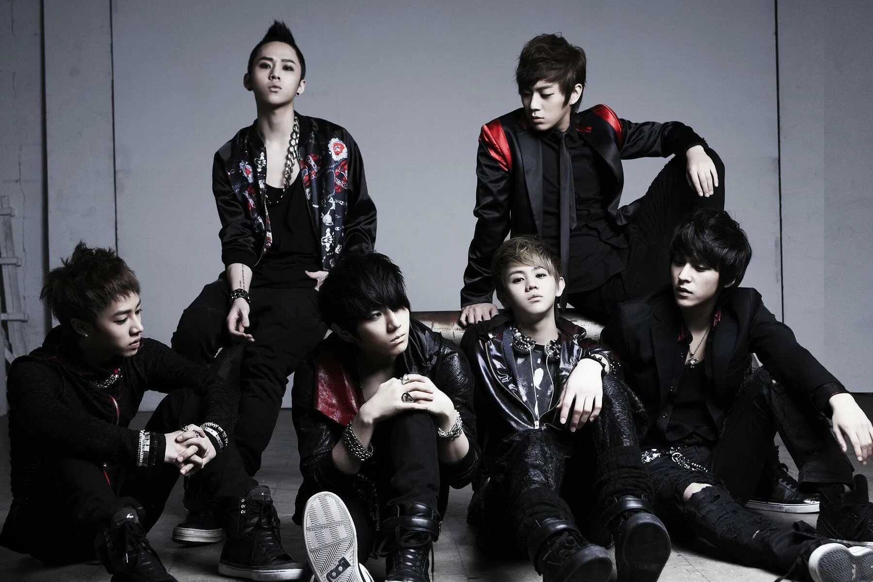 Beast b2st участники. B2st корейская группа. Хистори группа корейская. B2st корейская группа на выступлении. Би ти групп