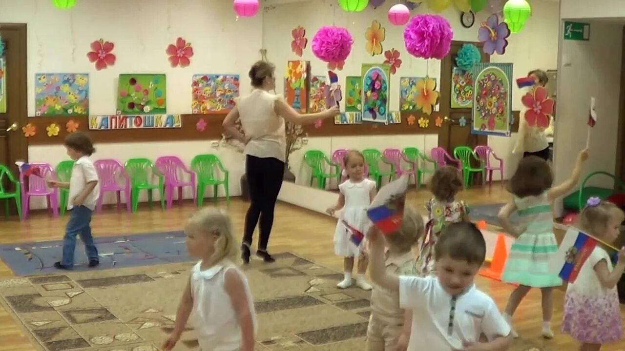 Танцы в старшей группе детского сада. Весенний танец в детском саду старшая группа. Танец веселый каблучок в детском саду. Танец с флажками в детском саду. Веселый танец весенний.