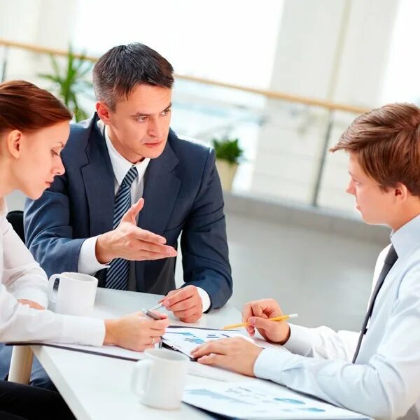 Женщина на переговорах. Коллега мужчина влюблен признаки. Руководитель и сотрудник. Книга 100 способов. Понравиться начальству.