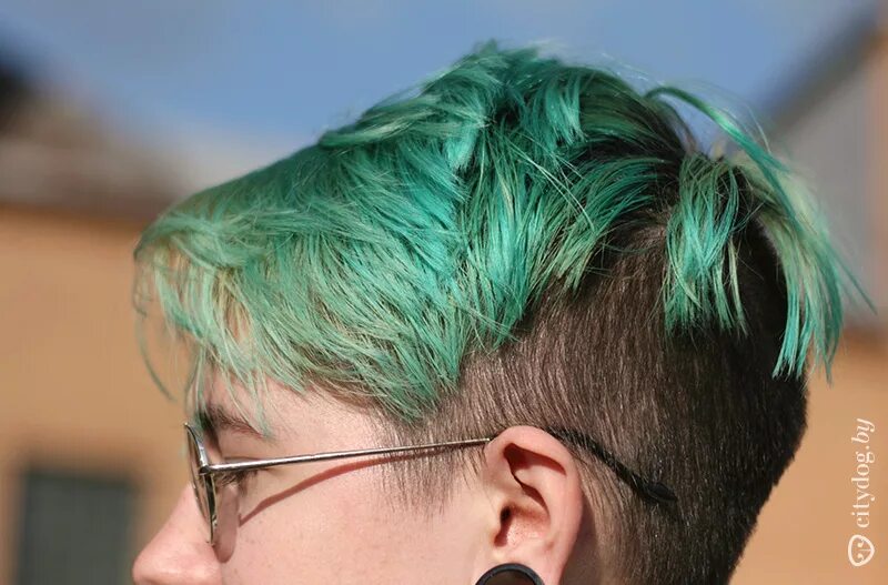 Зеленая затылка. Зеленые волосы мужские. Мужские стрижки с зелеными волосами. Зелёный цвет волос у мужчин. Короткая стрижка зеленые волосы.