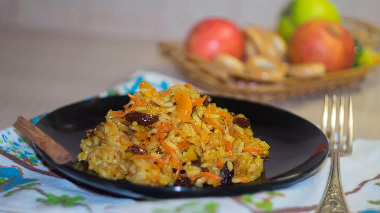 Рис с курицей и сухофруктами. Сладкий плов. плов с изюмом и курагой. сладкий плов с изюмом. рис с изюмом и курагой.