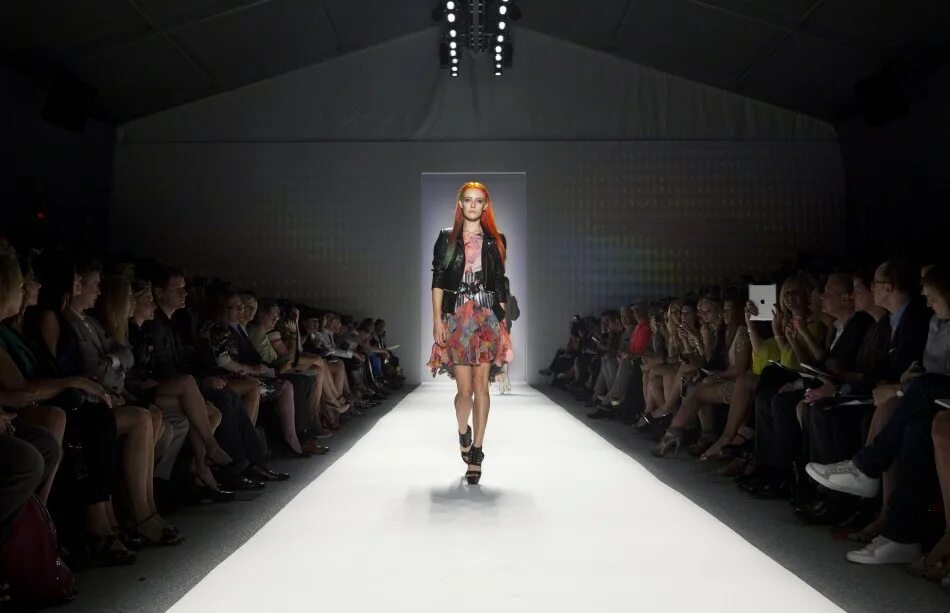 Включи показ где. New york fashion week, мерседес-бенц. место для показа мод. модели показ мод. люди на показе мод.