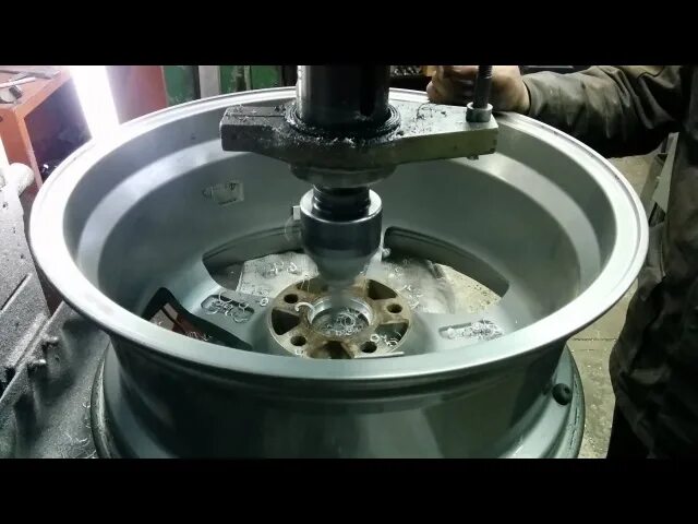 Проточка колесных дисков под ступицу. Центральное отверстие диска. Проточить литой диск. Расточка центрального отверстия диска. Можно ли расточить центральное отверстие.