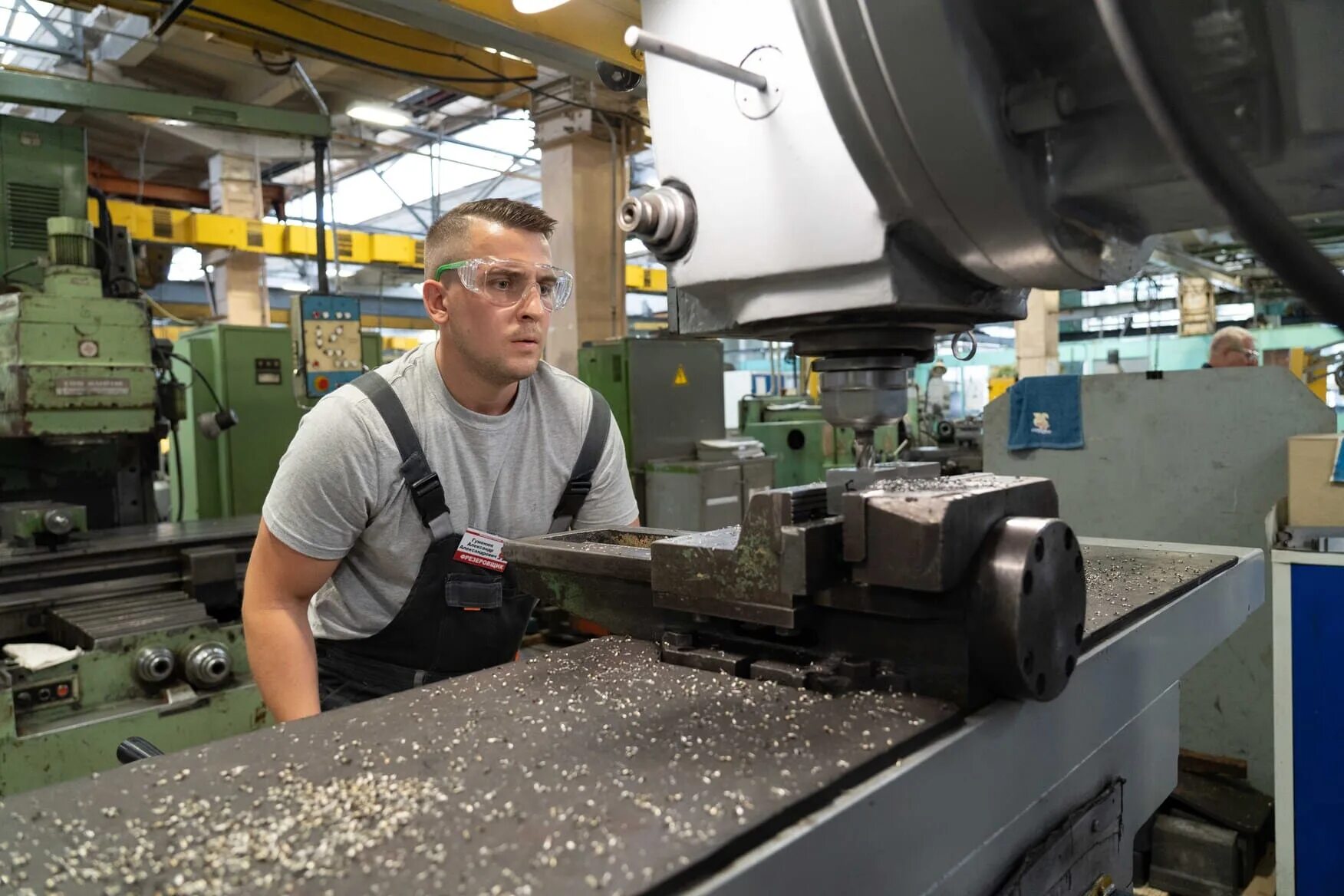 Слесарь инструментальщик лекальщик. Токарь-универсал дип 500. Токарь винторезчик это. Станочник широкого профиля. Токарь ростов на дону.