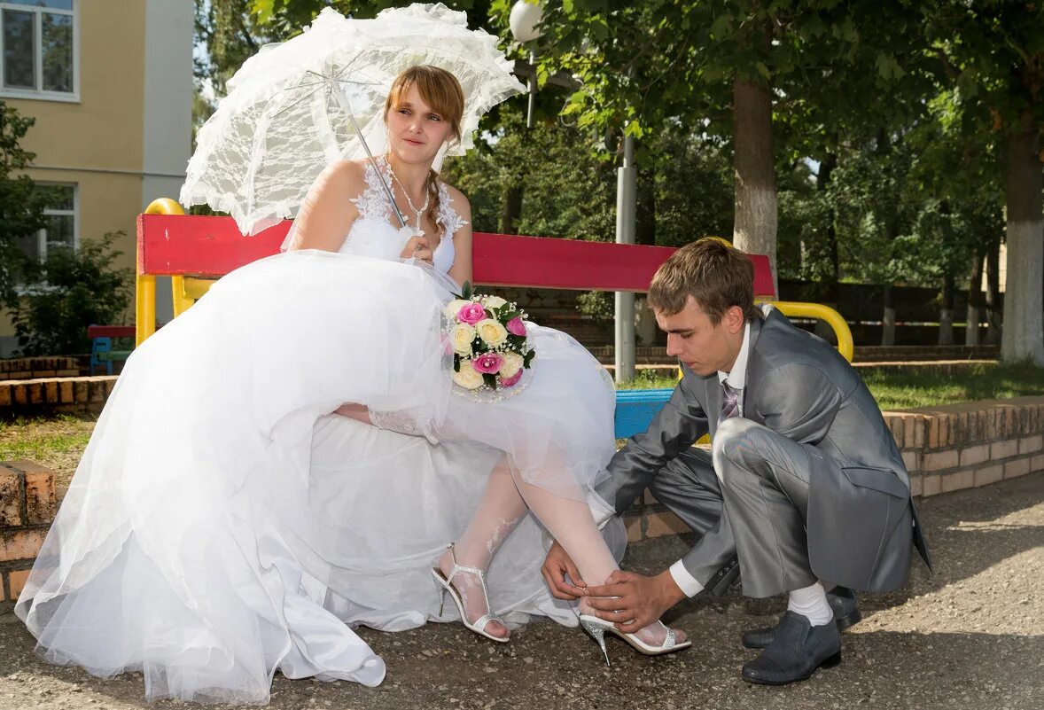 Жених привезу. Колхозная свадьба. Типичная невеста. Типичная свадьба фотосессия. Колхозная невеста.