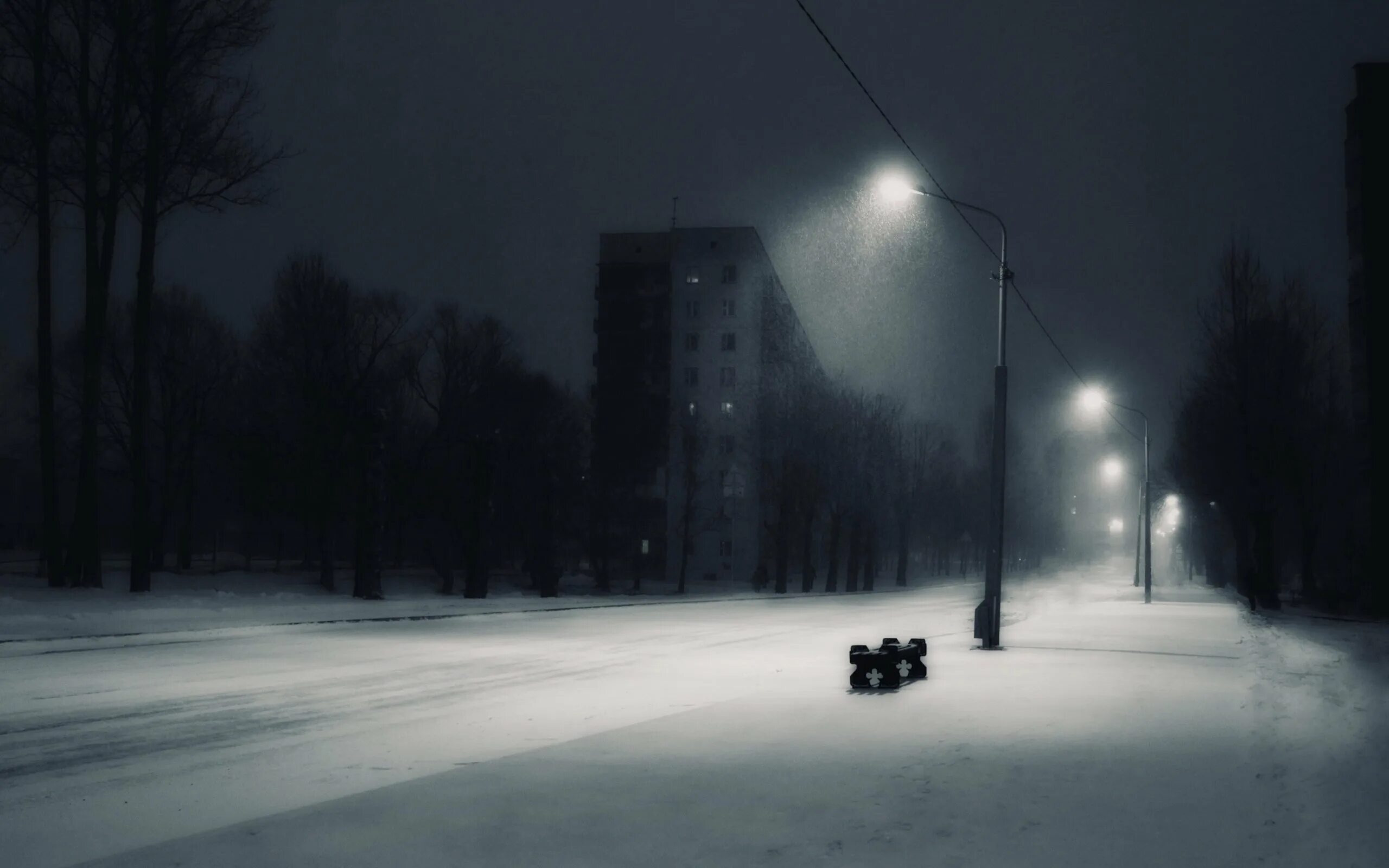 Холодно в городе без тебя. Зима ночь. Зимний мрачный город. Темная улица зимой. Мрачная зима в городе.