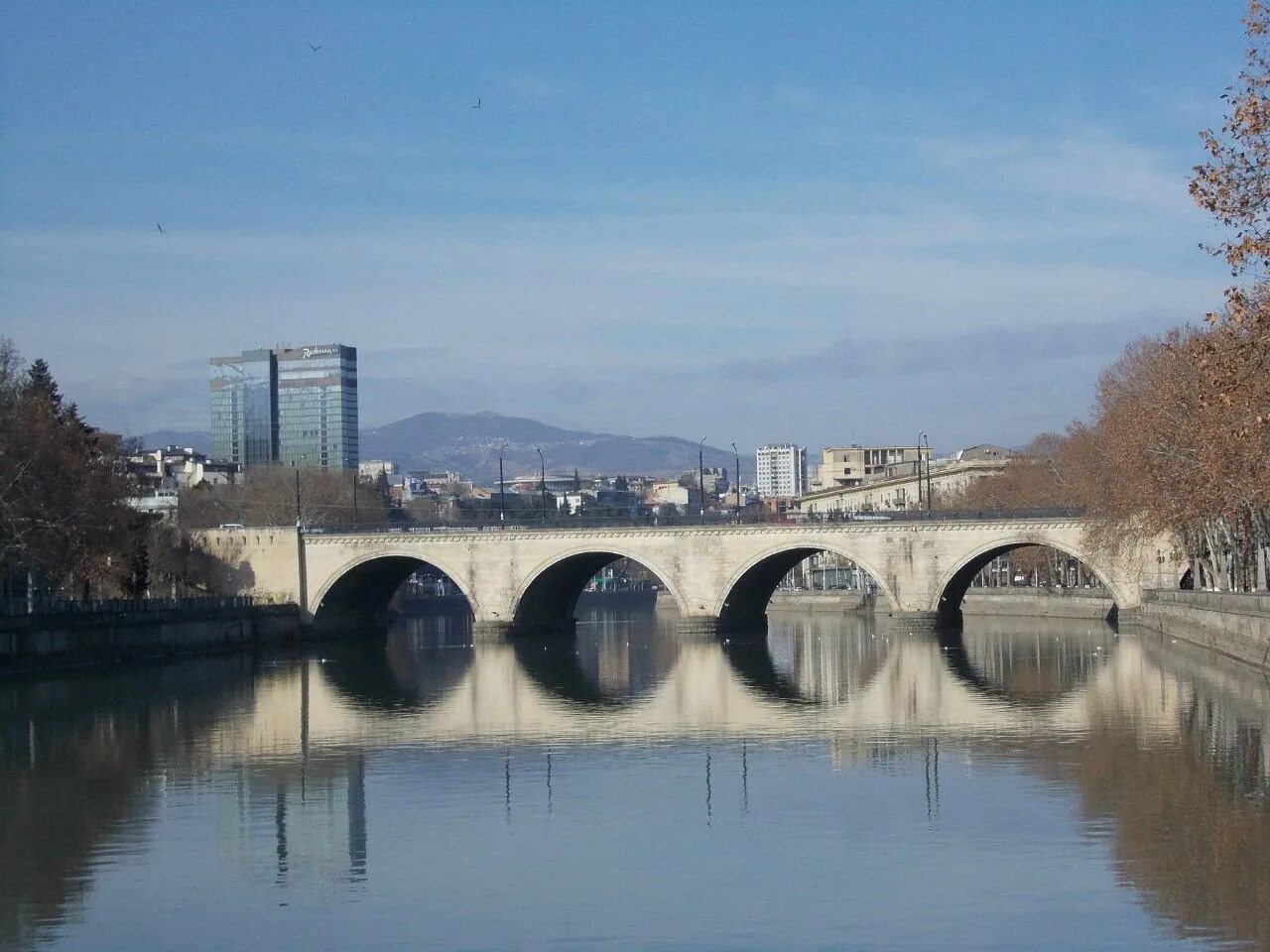 Река в закавказье 5. Саарбрюкенский мост в Тбилиси. Верийский мост Тбилиси. Сухой мост Тбилиси. Самая большая река в Тбилиси.