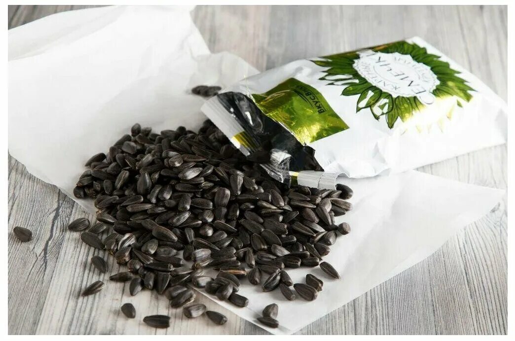 семечки подсолнуха черные. семена подсолнечника вкусвилл жареные крупные неочищенные 140 г. тыквенные семена неочищенные. семечка подсолнуха. семечки подсолнуха.