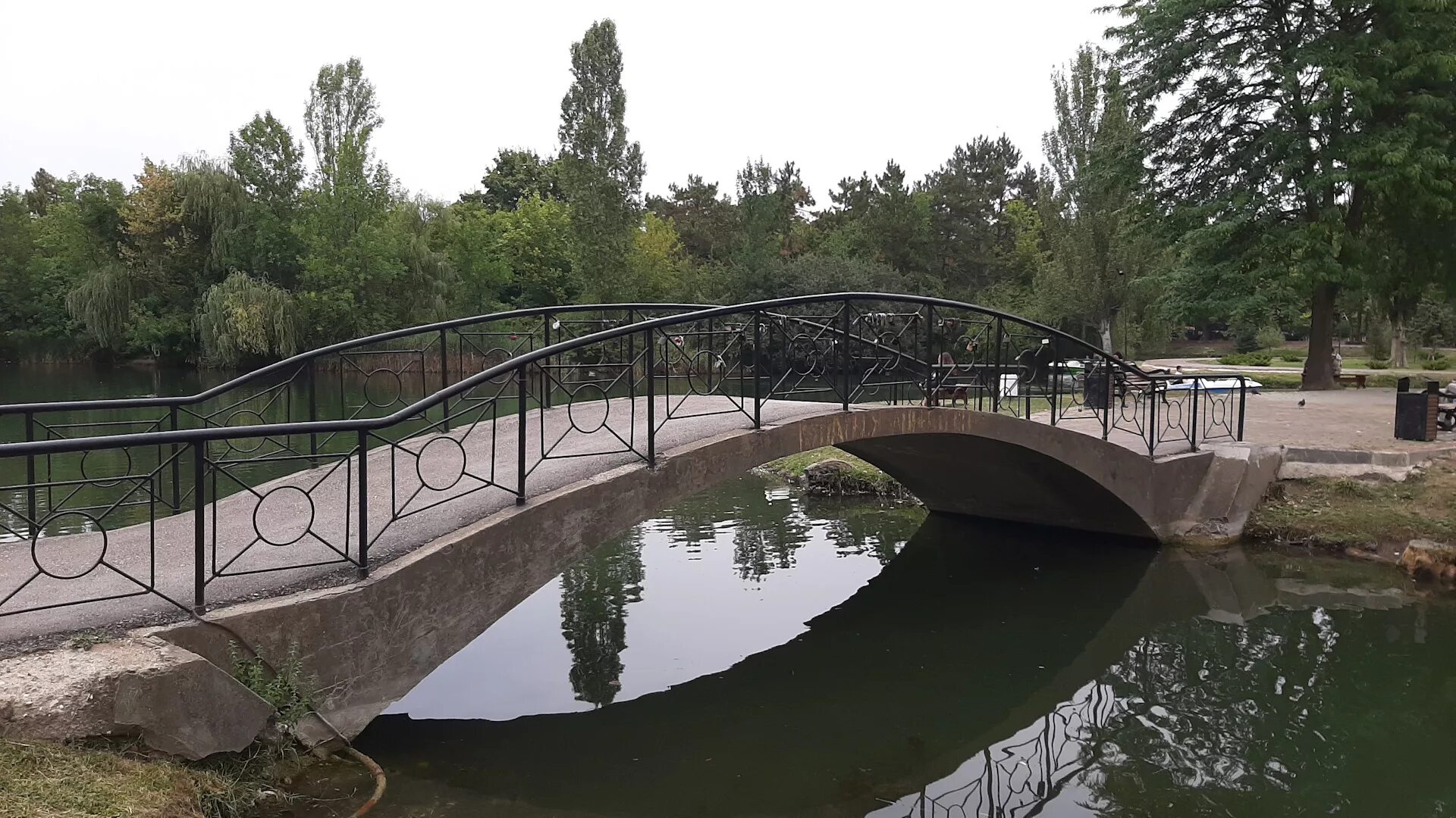 Горбатый мост симферополь. Гагаринский парк симферополь. парк гагарина симферополь мост. гагаринский парк симферополь мосты. мостик в гагаринском парке симферополь.