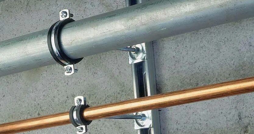 Подвесной крепеж монитора на трубу. Крепеж канализационных труб к стене 110. Фитинг соединительный полипропилен металлопласт. Как закрепить трубку. Сифоны для раковины в ванной.