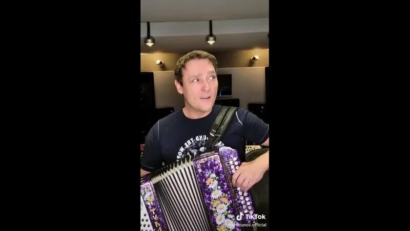 детство на баяне. гармонист александр бардин. гармонь юры шатунова. шатунов на гармошке видео. юрий шатунов с гармонистом.
