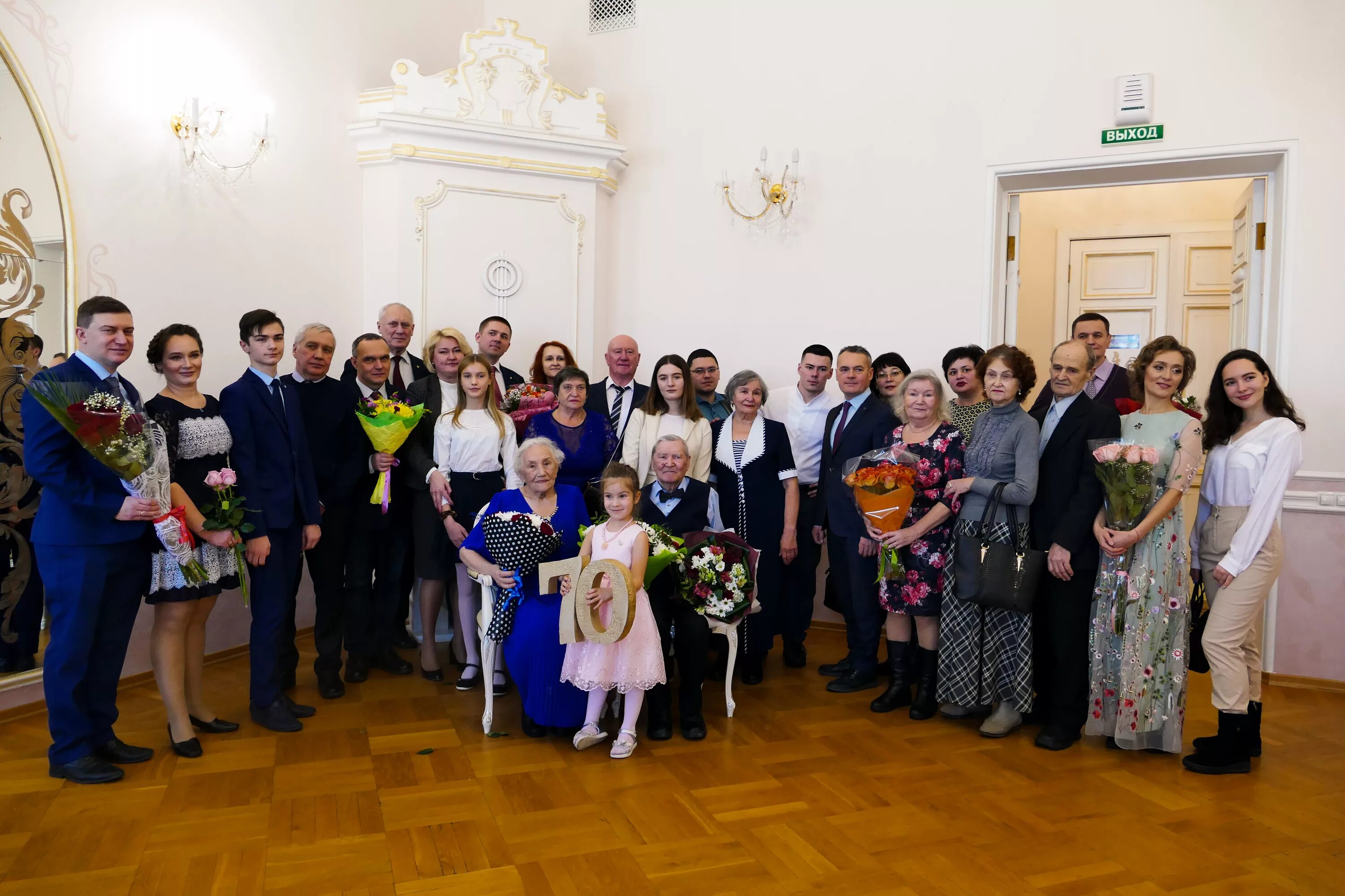 жена томска