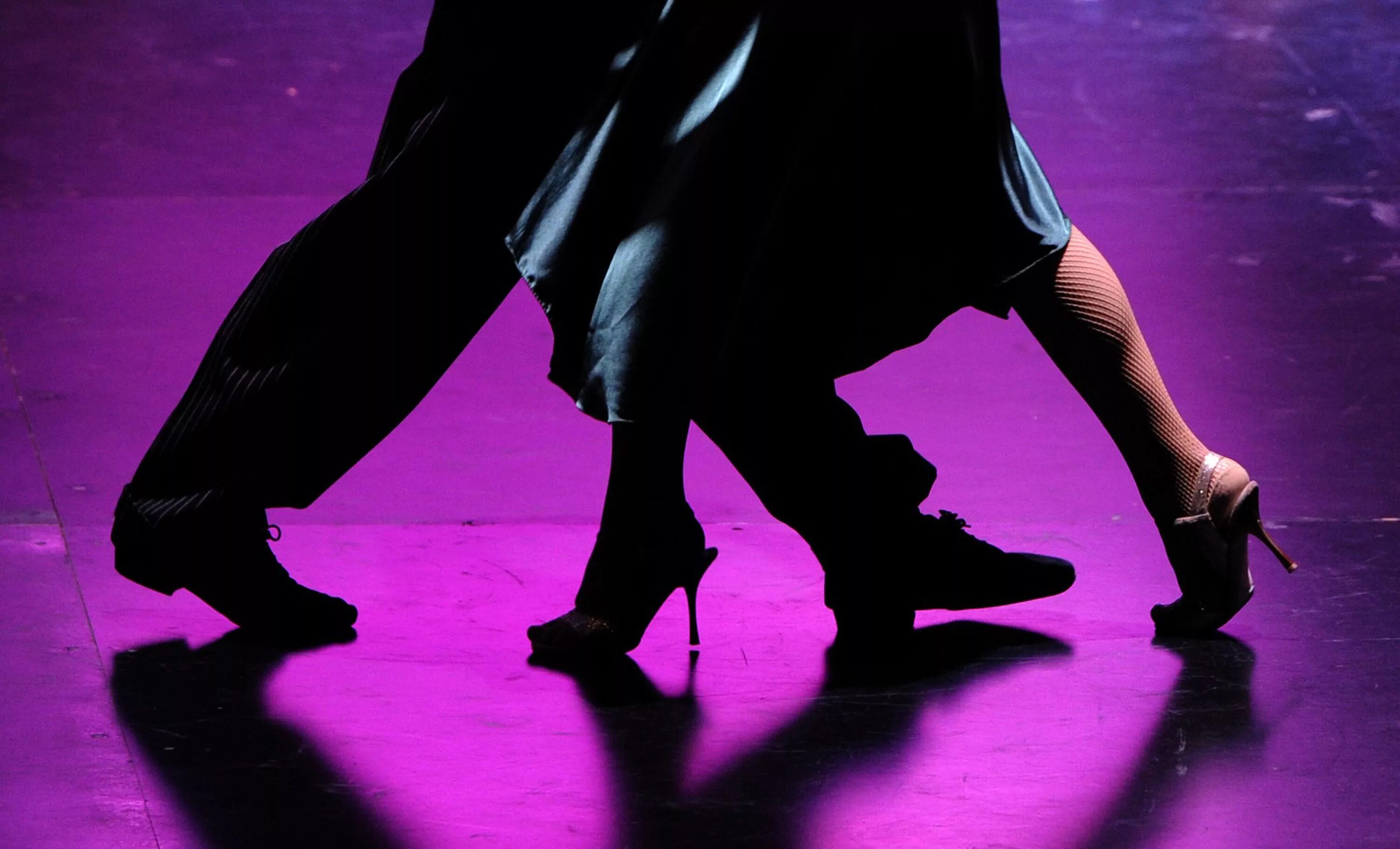 Танец где танцуют ногами. Аргентинский танцор танго. Танец ногами. Танцующие ноги. Танцевальные туфли на ноге.
