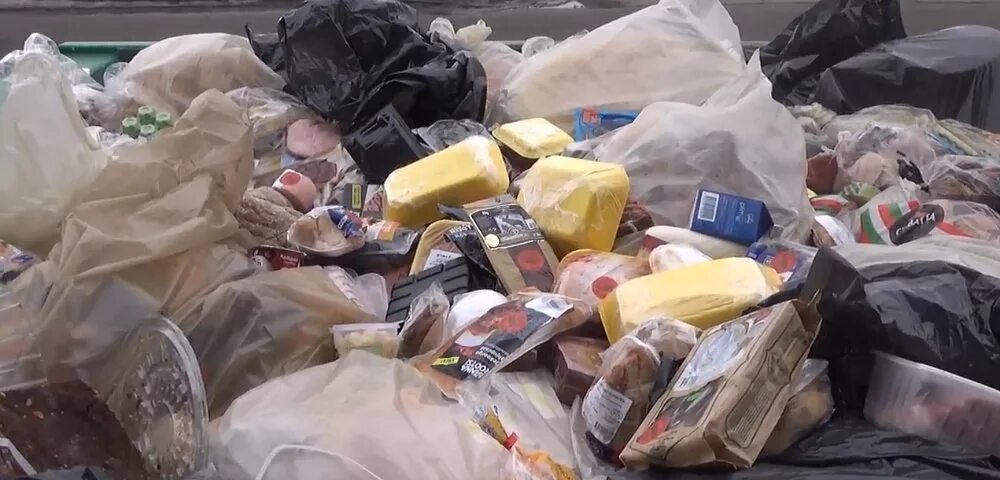 Утилизируем просроченную. Просроченные продукты. Просроченные продукты питания. Продукты на свалке. Просроченный товар.