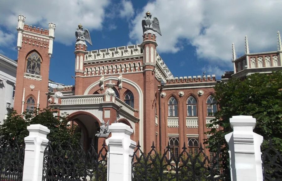 Дом купца клабукова киров. Вятская гуманитарная гимназия киров. Вятская гуманитарная гимназия киров. Вятские архитекторы. Дом архитектора чарушина киров.