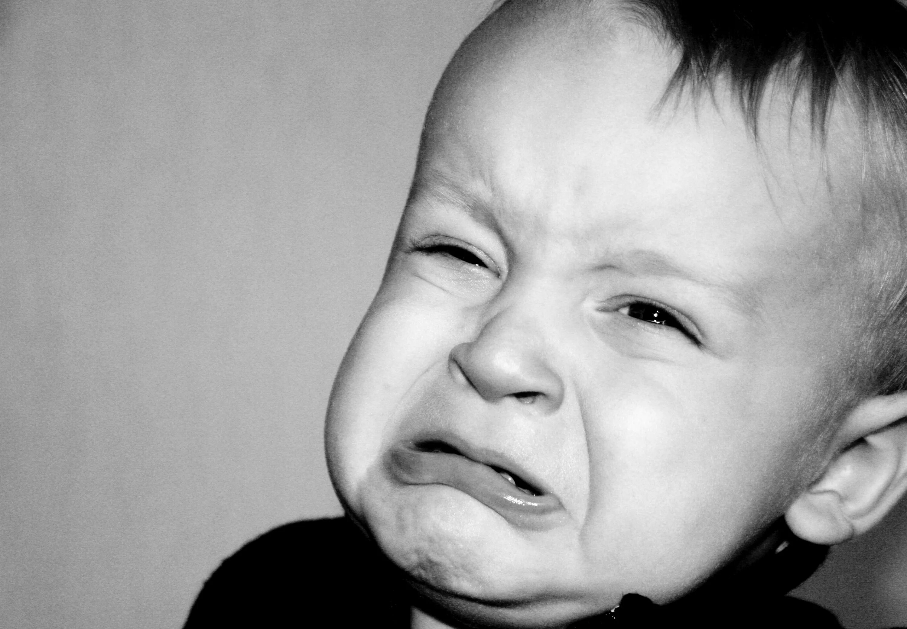 Грустный ребенок. Грустный ребенок. Грустная девочка. Детские эмоции фото. Грусть эмоция.