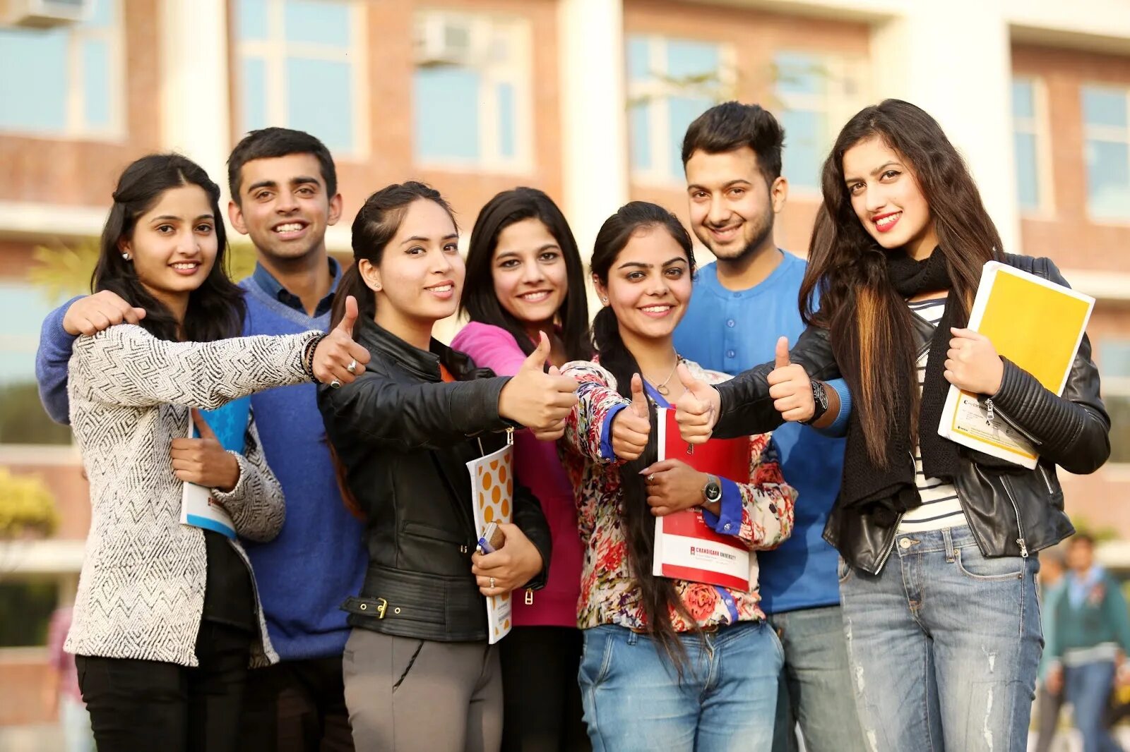 Пакистанские студенты. Группа студентов. Современная молодежь Индии. Индус студент. Come to university