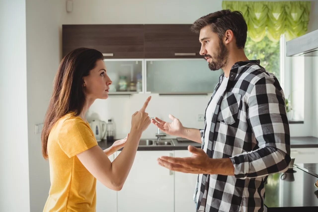 Что значит ссориться. Ссора на кухне. Супруги ссорятся на кухне. Мужчина и женщина ругаются. Мужчина и женщина спорят.