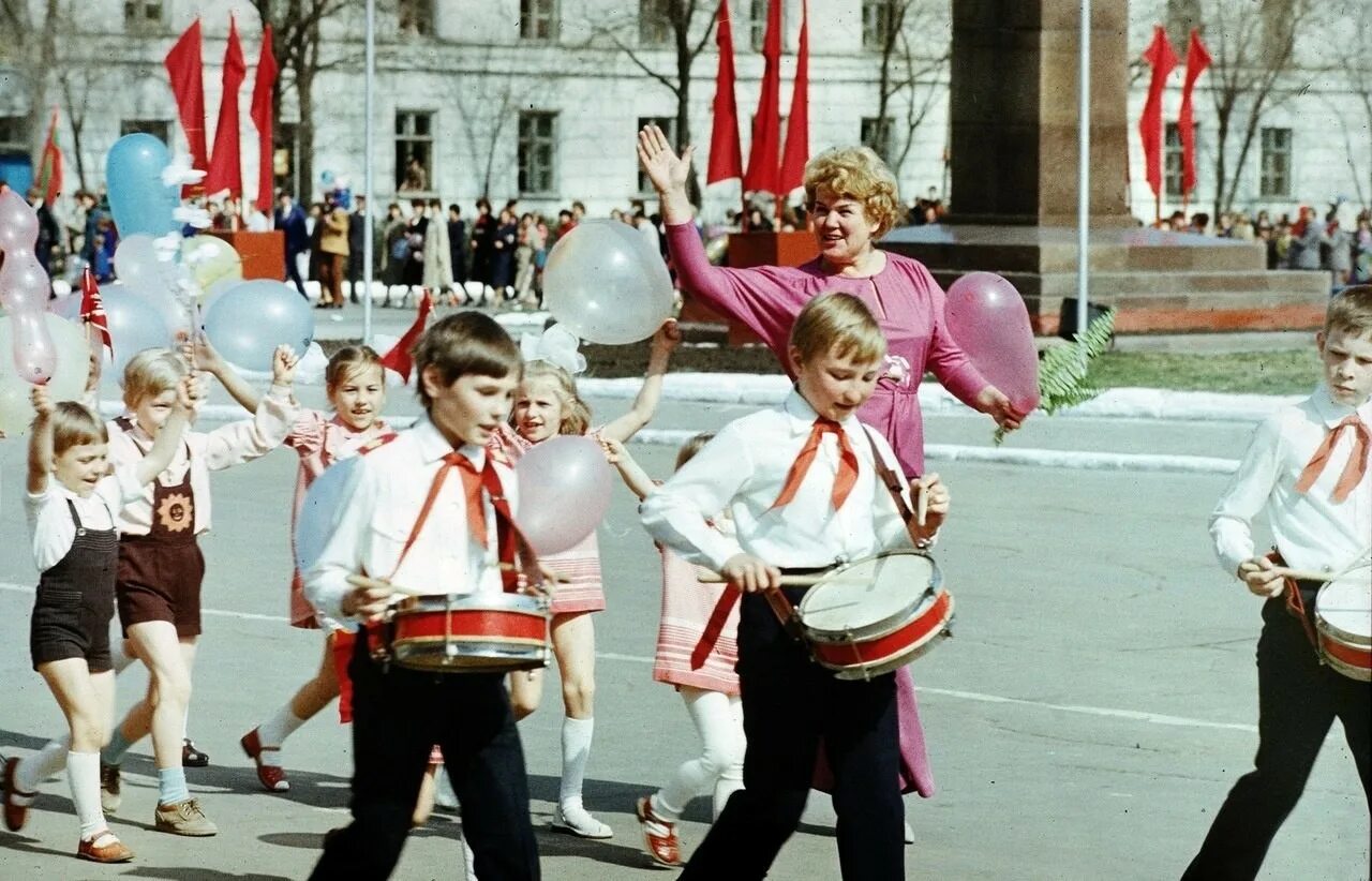 Пионеры барабанщики СССР. Пионеры барабанщики 1980. Горнист и барабанщик пионеры. Пионеры 1990 год. Маи шагает