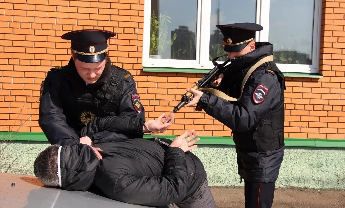 криминальная полиция россии. полицейский задерживает преступника. полиции полиции город преступников. полицейский с пористунрком. полиции полиции город преступников.