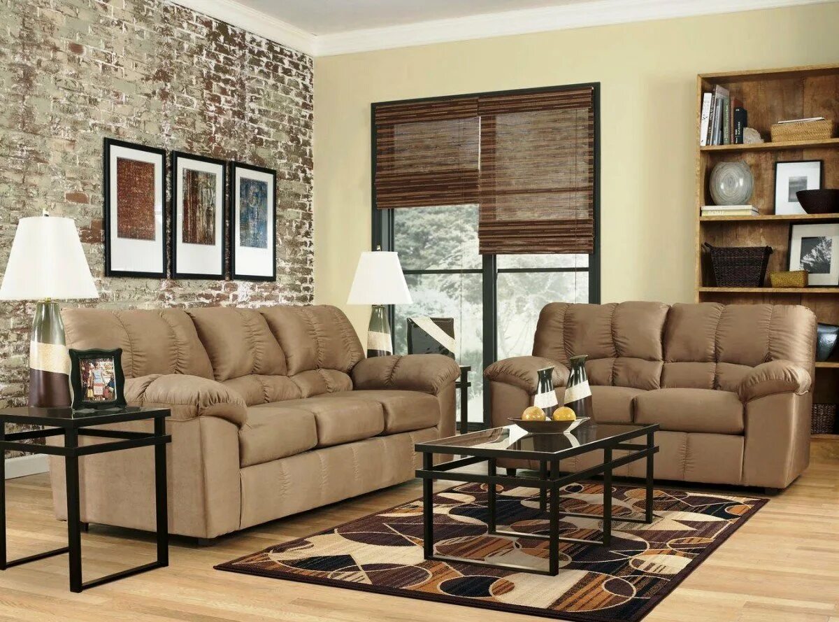 Обои к коричневой мебели. Коричневая мебель в интерьере гостиной. Диван коричневый с бежевым. Диваны бежевого цвета с коричневым. Светло коричневый диван.
