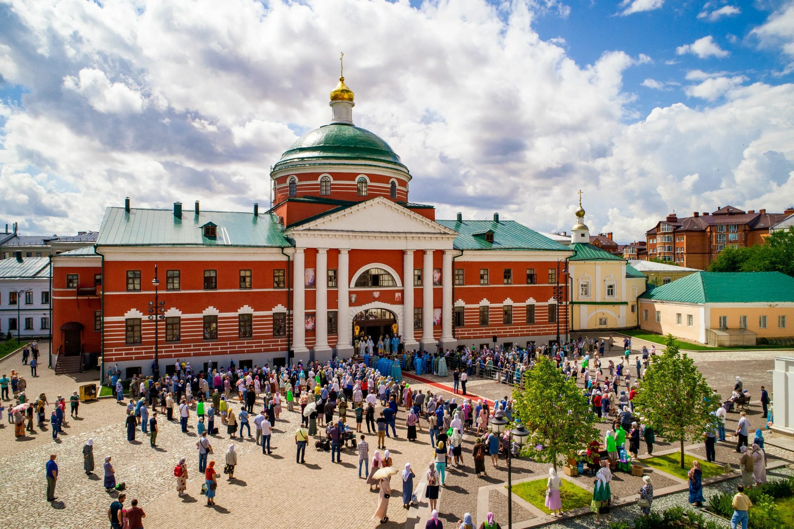 Казанский святыни. Богородицкий монастырь Казань. Крестовоздвиженский храм Казань. Крестовоздвиженский храм Казанского монастыря.