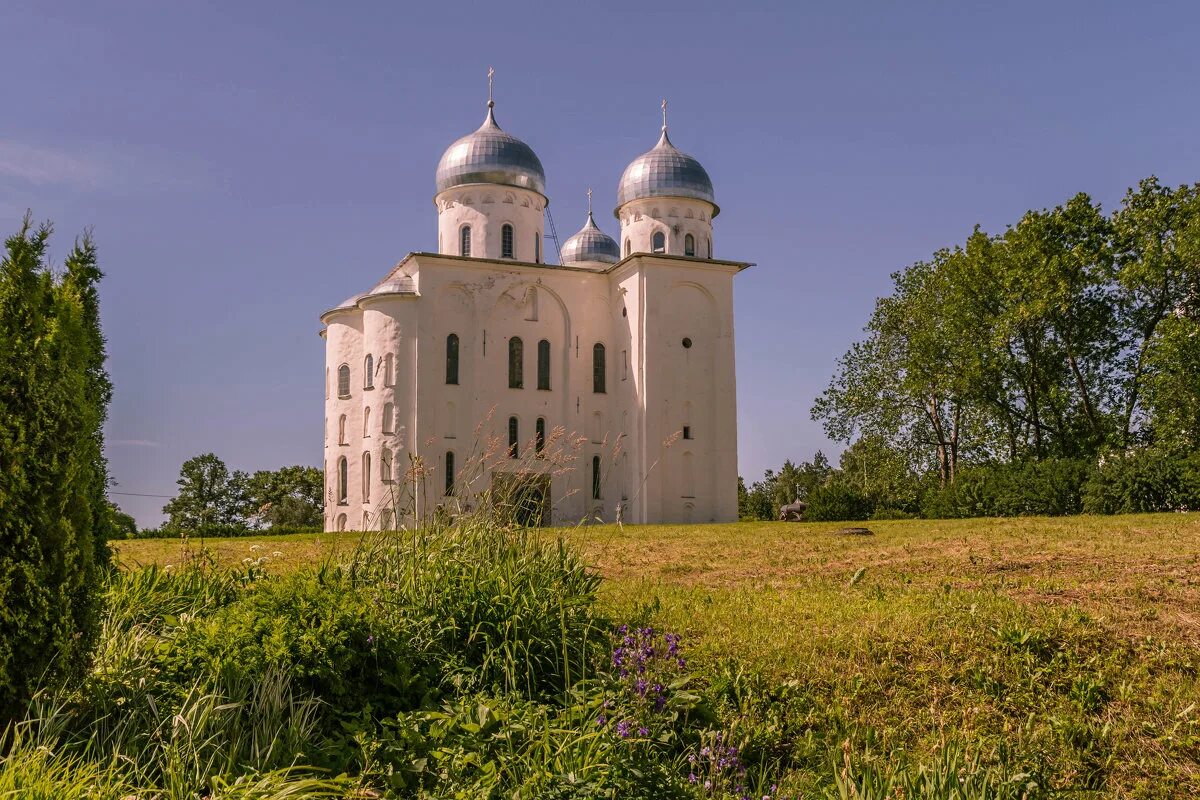 Георгиевский собор в юрьевом монастыре в новгороде. Юрьев монастырь великий новгород озеро ильмень. Георгиевский собор юрьева монастыря, век. Георгиевский собор в юрьевом монастыре в новгороде. Церковь юрьева монастыря.