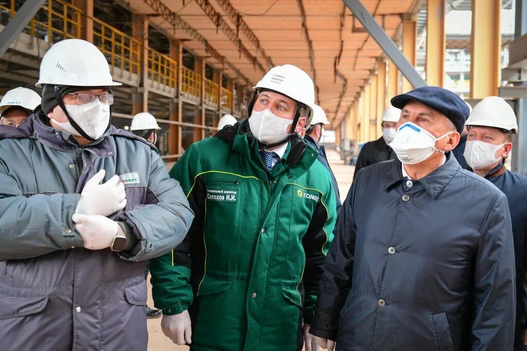 Канал новости татарстана. Завод ТАНЕКО В Нижнекамске. Рабочий на заводе ТАНЕКО. Минниханова посетил ТАНЕКО.