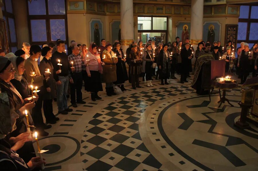 Служение в церкви. 2000 храм христа спасителя литургия. Католики в храмехриста спастбнля. Церковная служба в россии. Католики в храме христа спасителя.