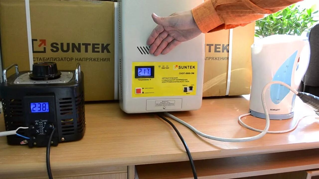 Стабилизатор напряжения suntek 10000. Электромеханический стабилизатор напряжения 220в для дома. Стабилизатор напряжения для газового котла энергия. Стабилизатор напряжения 220в. Стабилизатор напряжения для телевизора купить